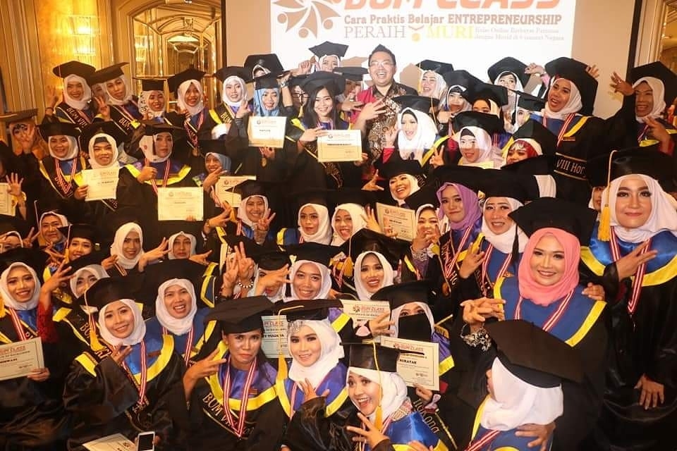Bersama sebagian murid BUM CLASS 1 yang mendapat ijin cuti untuk melakukan penutupan kelas